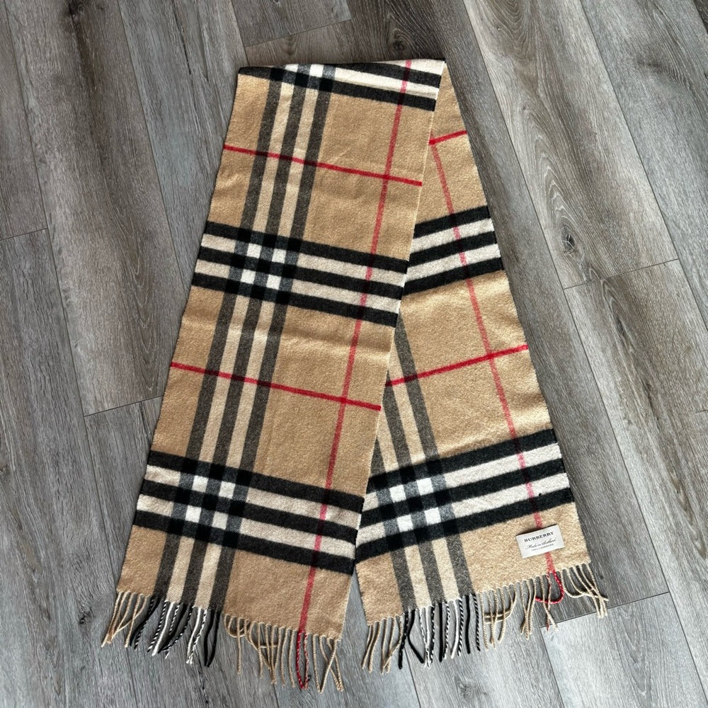 Authentic Burberry large scarf in cashmere (tiny hole)